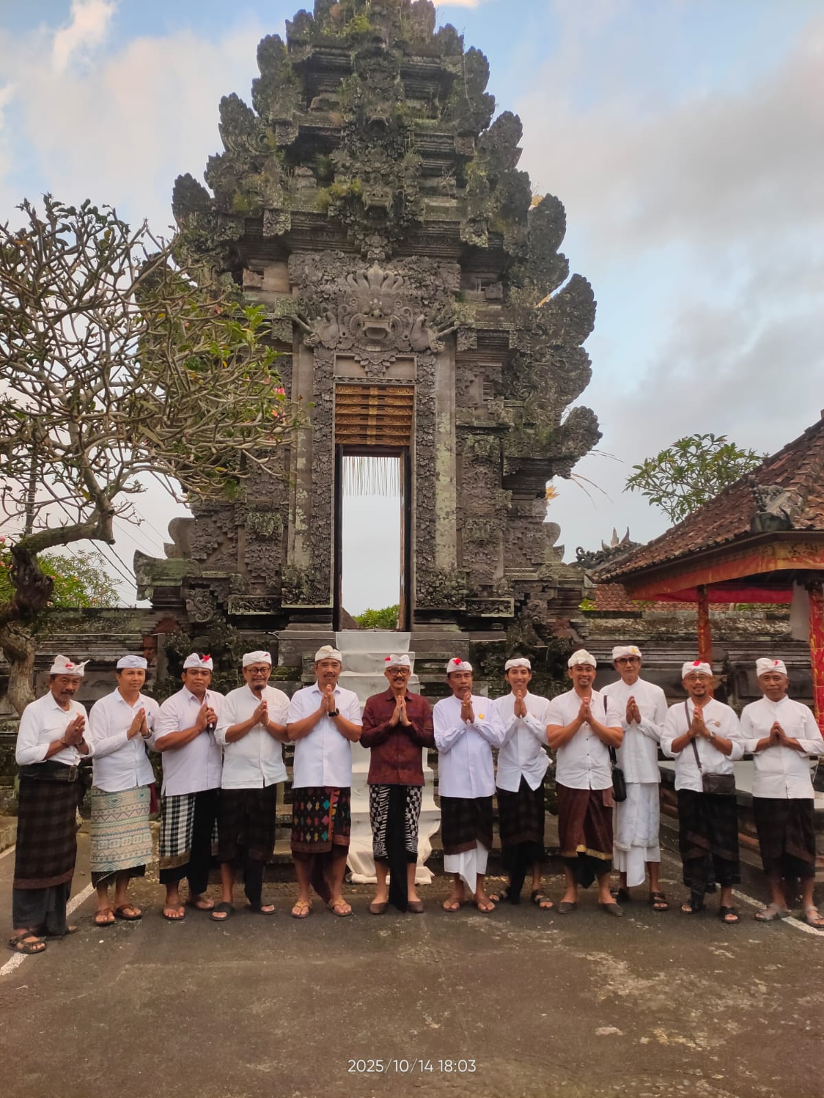 Bapak Camat Bangli nyarengin Bapak Wakil Bupati Bangli ngerauhin Uleman Upasaksi Dewa Yadnya ring Pu