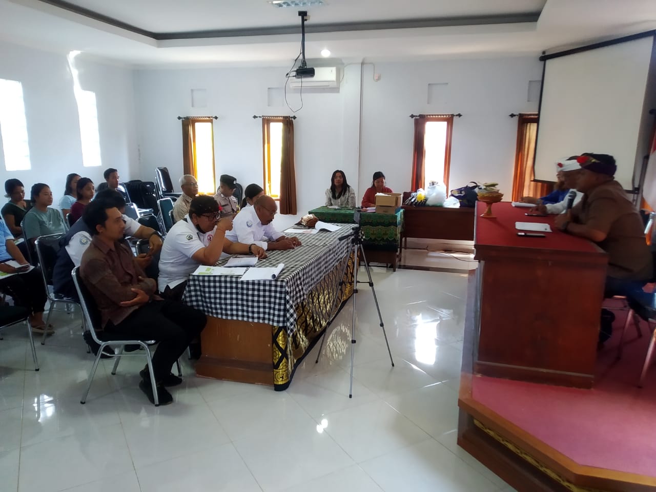Standarisasi mutu dan proses ikan hias koki Bali  dari universitas maha Saraswati di kantor desa bun