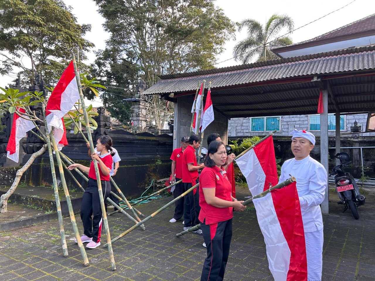 Gotong royong pemasangan Bendera Merah Putih dalam rangka HUT KE-80 KEMERDEKAAN REPUBLIK INDONESIA