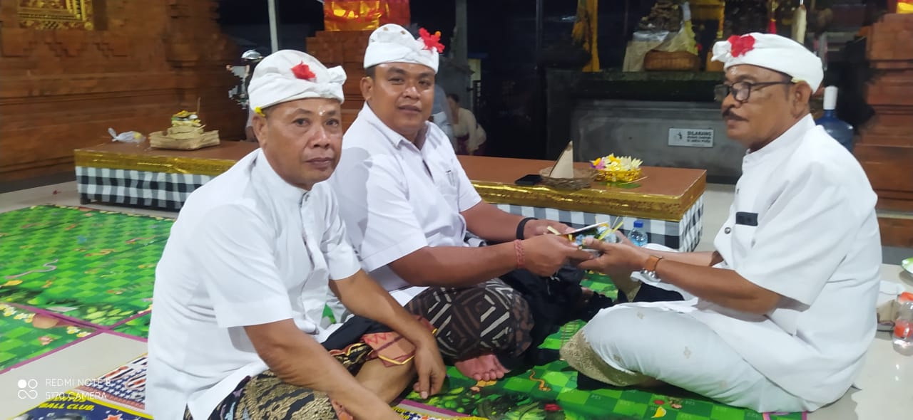 Ngangganing Bapak Bupati Bangli ngaturang Punia ritatkale Puja Walin Ida ring Pura Catur Buana Gulia