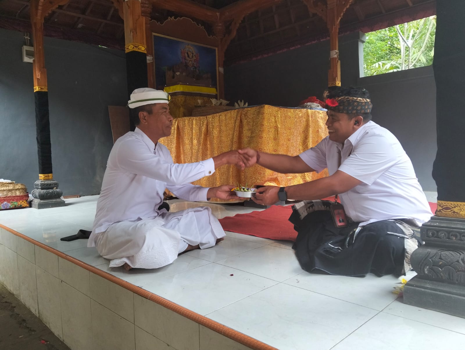 Bapak Camat ngangganin Bapak Bupati Bangli ngaturang Punia ring Pura Ulun Sui Subak Abian, Taman Sar