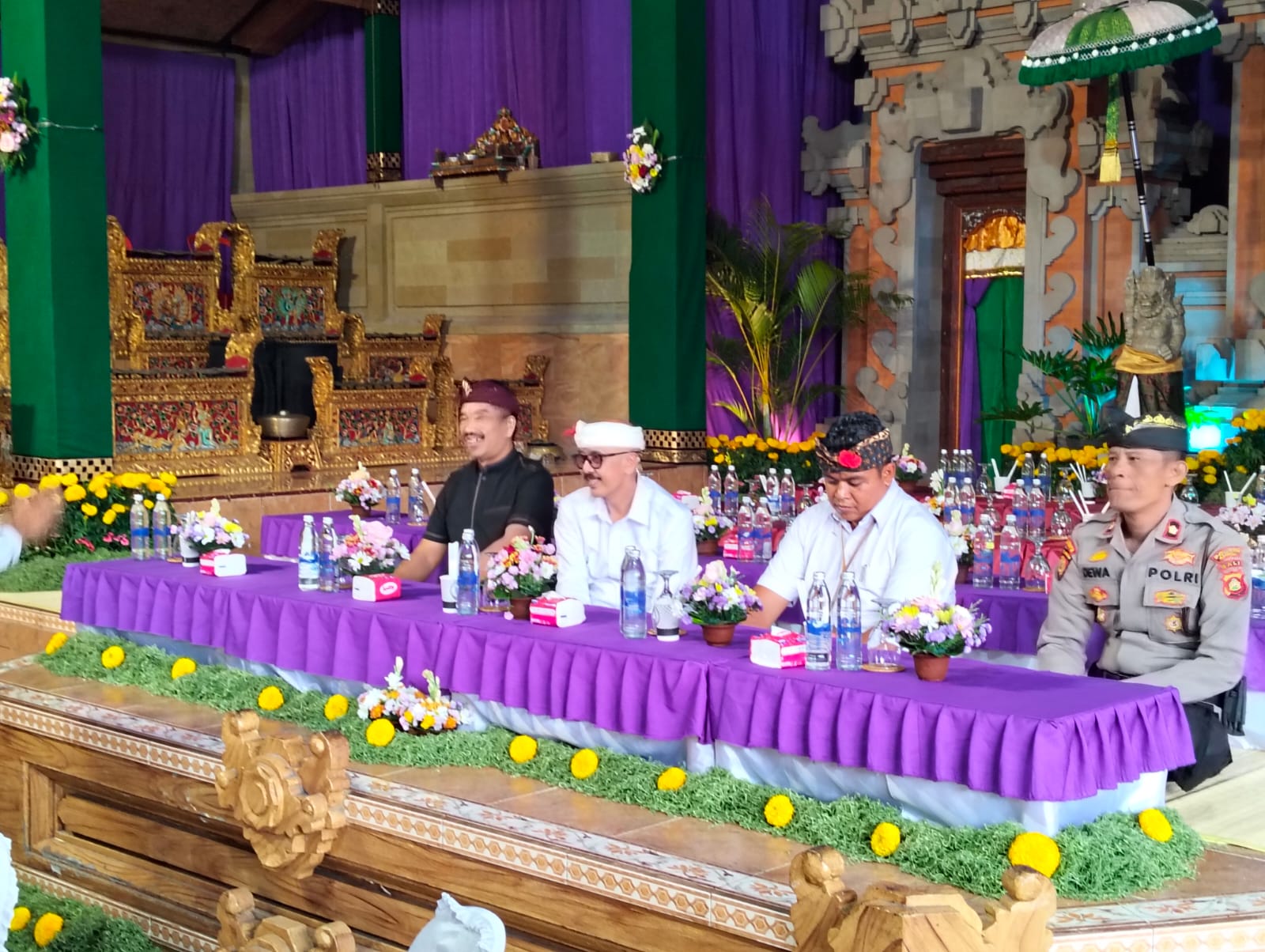 Bapak Camat nyarengin Bapak Wakil Bupati ngerauhin uleman Atma Wedana di Banjar Penglipuran, Kelurah